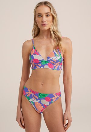 Trikampis bikini rinkinys su gėlių raštu, kuriame derinami rožiniai, žali ir balti lapeliai ant šviesiai purpurinio fono; reguliuojamos petnešos ir be siūlių dizainas.