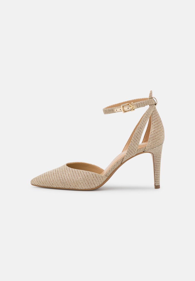 Chaussure beige à talon haut tissée avec texture, bout pointu et bride de cheville sécurisée par une petite boucle dorée.