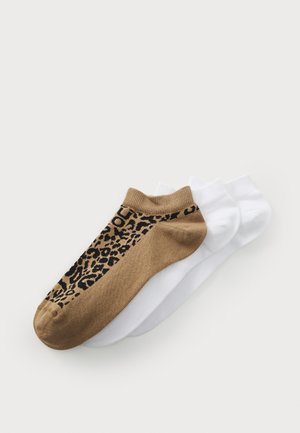Tri parova čarapa do gležnja: jedna smeđa s crnim leopard uzorkom, i dva solidno bijela. Čarape imaju rebraste manžete i glatku teksturu.