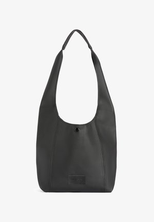 Bolso de hombro de cuero negro con forma curva, que cuenta con una sola correa, detalles de costura sutiles y un cierre a presión en la parte frontal.