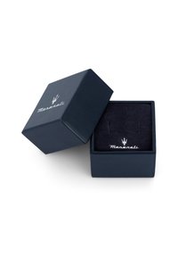 Scatola blu navy con finitura in finta pelle texturizzata. Logo Maserati argentato sul coperchio, interno in velluto per contenere un orologio o gioielli.