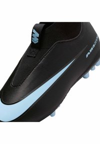 Scarpa da calcio nera con una finitura elegante e testurizzata, caratterizzata da una swoosh azzurra e tacchetti blu. Include un colletto in maglia nero e dettagli del marchio.