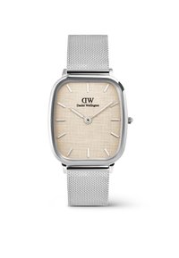 Orologio quadrato in metallo con un quadrante beige chiaro e testurizzato, marcatori delle ore argentati e un cinturino in maglia argentata. Presenta un logo del marchio prominente a ore 12.