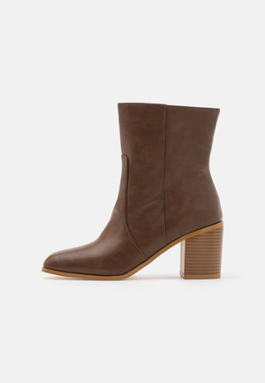 NOVELTY - Klasszikus bokacsizmák - brown