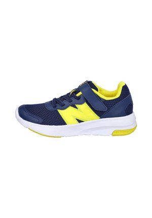 Zapatilla deportiva azul marino y amarillo neón con parte superior de malla, tira de contacto, cordones y suela blanca con detalles amarillos.