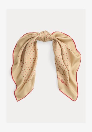 Béžový hodvábny šál s červenými bodkami, červenými okrajmi a nápisom „Lauren Ralph Lauren“ v jednom rohu, viazaný v voľnom uzle.