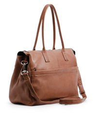 Sac à main en cuir marron avec poignées doubles, une bandoulière réglable et une poche avant. Présente une texture lisse et une fermeture éclair.