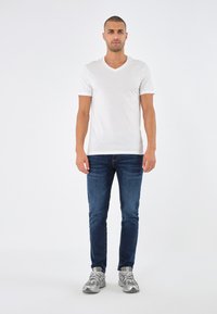 Pier One - 5 PACK - T-shirt basic - white/blue/black Immagine in miniatura 1