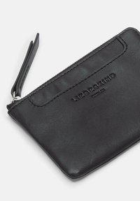 Czarna skórzana saszetka na zamek z fakturowanym wykończeniem, z wytłoczonym logo i bocznym paskiem. Kompaktowy design, idealny na niezbędne drobiazgi.