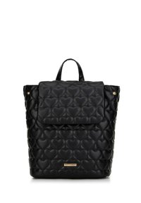 Schwarzer gesteppter Rucksack mit Herzmuster, ausgestattet mit einem Klappenverschluss, einem oberen Griff und einem metallischen Logo-Detail. Glattes Material.