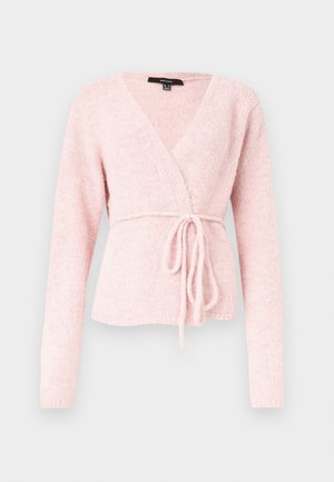 Zachtroze, pluizige wikkeltrui met lange mouwen en een strikceintuur aan de voorkant, getoond tegen een effen lichte achtergrond.
