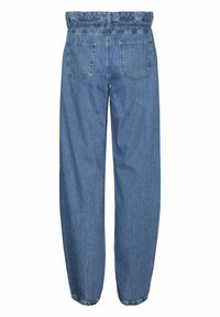 Pantaloni in denim con una lavatura azzurro chiaro, dotati di vita elastica, due tasche posteriori, vestibilità ampia e gamba affusolata. La trama appare leggermente sbiadita.