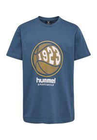 Blauwe katoenen t-shirt met een grote gele en witte basketbalafbeelding met "1923" in het midden en "hummel SPORTSWEAR" eronder.