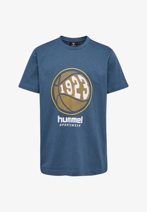 Blaues Baumwoll-T-Shirt mit einem großen gelben und weißen Basketball-Design, das "1923" in der Mitte und "hummel SPORTSWEAR" darunter aufgedruckt hat.