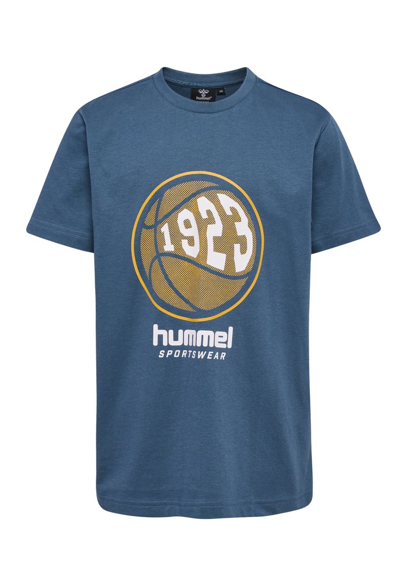 Blauwe katoenen t-shirt met een grote gele en witte basketbalafbeelding met "1923" in het midden en "hummel SPORTSWEAR" eronder.