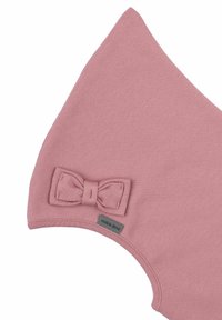 Cappello in tessuto rosa confetto con una texture morbida, caratterizzato da un dettaglio a fiocco sul lato e una piccola etichetta con la scritta "mikk-line."