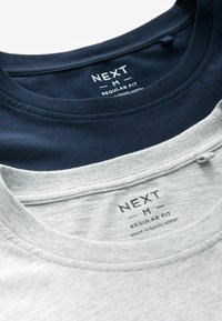Twee T-shirts in marineblauw en lichtgrijs katoen, met ronde hals en contrasterende labeltekst gestikt op de halslijnen.