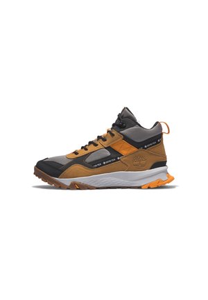 High-top vandresneaker i brun, sort og grå med Gore-Tex-paneler, en hvid mellemsål og orange accenter, der viser Timberland-logoet på siden.