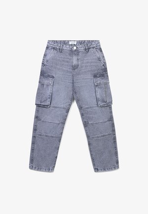 Spodnie cargo w szarym dżinsie z wyblakłym wykończeniem, z wieloma bocznymi kieszeniami, prostym krojem nogawek oraz wzmocnionym szyciem.