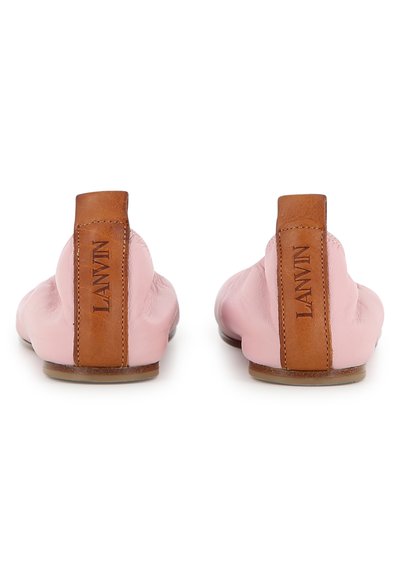 Ροζ δερμάτινα φλατ παπούτσια με καφέ δερμάτινη ταμπέλα στη φτέρνα, με ανάγλυφο το όνομα της μάρκας. Λείος υφή και ελαφριά κατασκευή.