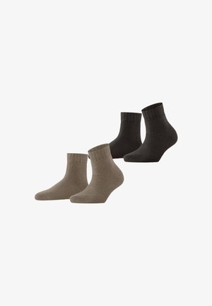 Zwei Paar Knöchelsocken; ein Paar in Dunkelgrau, das andere in khakifarbenem Braun. Beide besitzen gerippte Bündchen und eine glatte Textur.