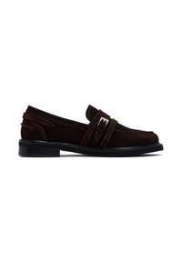 Mocassini in suede marrone senza lacci con una fascia decorativa e una fibbia, dotati di cuciture a contrasto e un tacco basso in gomma nera.