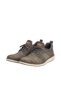 Chaussures en cuir gris avec une finition texturée, accents marron contrastants, panneau latéral en tissu gris et lacets à l'avant sur une semelle en caoutchouc légère.