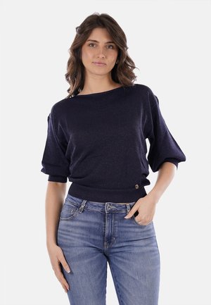 Maglione blu navy con vestibilità ampia, maniche corte arrotolate e orlo a coste. Realizzato in un materiale strutturato e scintillante con un dettaglio del logo.
