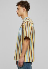 Karl Kani SIGNATURE OS STRIPED  - Marškinėliai su spaudiniu - lightblue lightyellow brown