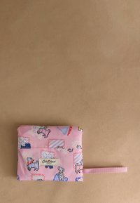 Rosa tygkasse med illustrationer av hundar, geometriska mönster och en framlapp. Inkluderar en rosa rem för enkel bärning.