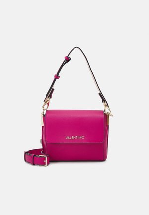 Felroze Valentino leren schoudertas met gouden metalen details en verstelbare riem op een witte achtergrond.