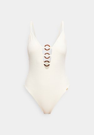 Krémový jednocdílný plavky s texturovanou vlnitou tkaninou, hlubokým V výstřihem vpředu, který je držen třemi želvovinovými kroužky, a tenkými ramínky.