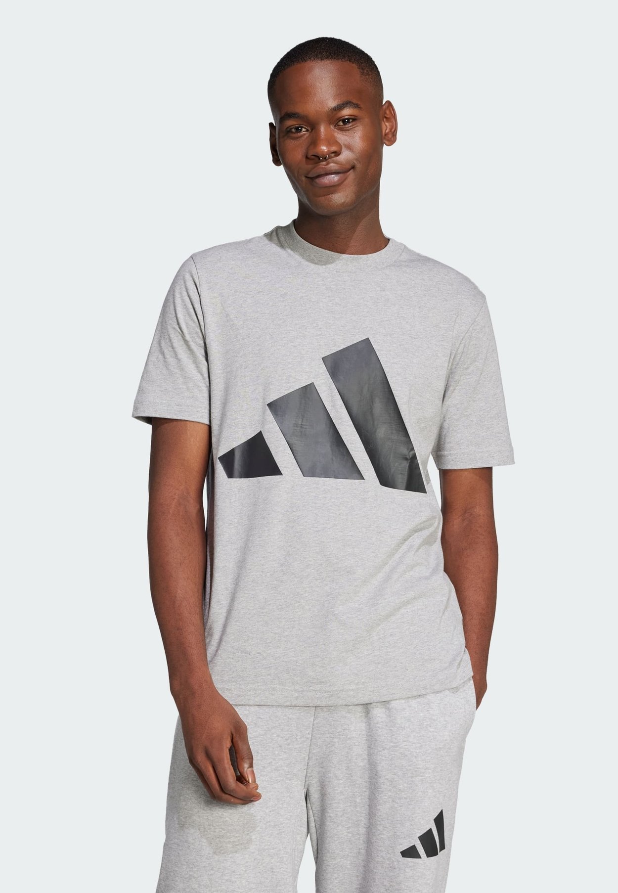 ESSENTIALS BIG LOGO SINGLE