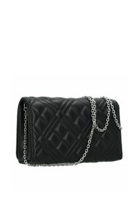 Borsa a tracolla in pelle nera trapuntata con tracolla in catena argentata, caratterizzata da una forma rettangolare e una texture a motivo diamante.