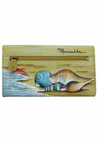 Geel leren portemonnee met een schelpontwerp, verrijkt met ingewikkelde kleuren en texturen, en een ritsvak. Inclusief een kenmerkend detail.