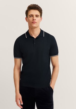 Dunkelblaues Poloshirt mit klassischem Drei-Knopf-Verschluss, kurzen Ärmeln und weißen Streifen am Kragen und den Ärmelabschlüssen.