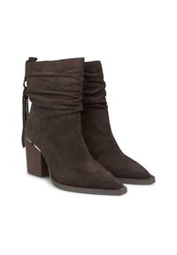 Botas de tobillo de ante gris con un diseño holgado, punteras afiladas y un tacón de madera grueso con un detalle metálico.