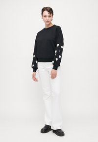 ONLY Tall ONLMACY O NECK BOX - Mikina - black/cloud dancer