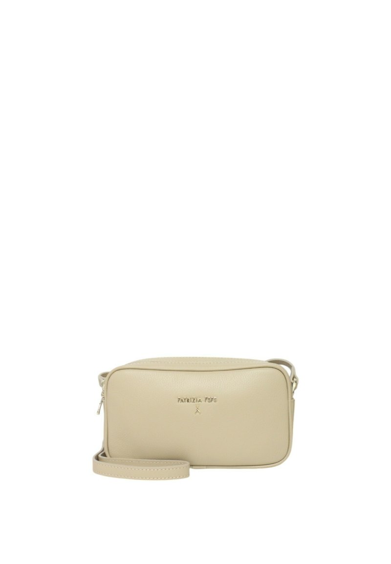 Borsa a tracolla in pelle beige con forma rettangolare, texture liscia, chiusura con zip e tracolla regolabile. Presenta il logo del brand sul davanti.