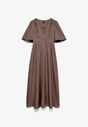 Bruine midi-jurk met korte mouwen, V-hals, getailleerde taille en een rij knopen aan de voorkant op gestructureerde stof.