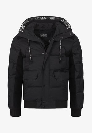 Giubbotto piumino nero con cappuccio regolabile, numerose tasche frontali, polsini a coste e dettagli del logo sul colletto. Texture morbida e liscia.