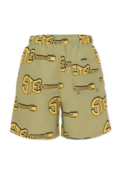 Szorty z oliwkowej tkaniny z powtarzającym się żółtym wzorem gitar i napisem „STELLA”. Posiadają boczną kieszeń z ozdobnym guzikiem.