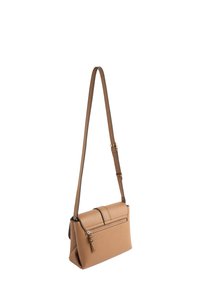 Borsa a tracolla color tan realizzata in pelle testurizzata, con chiusura a patta e tasca frontale con zip e dettaglio a frange. Inclusa tracolla regolabile.