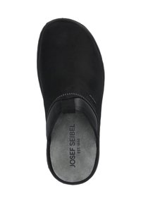 Schwarzer Slipper mit glattem Lederoberteil, runder Zehenpartie, elastischem Band und einer gepolsterten grauen Innensohle mit bedrucktem Markennamen.