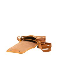 Borsa a tracolla in pelle arancione con finitura liscia. Presenta una singola tracolla regolabile, tre scomparti e chiusura a scatto.