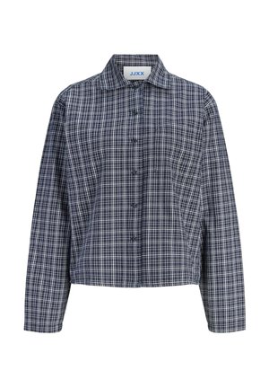 Chemise bleu marine à manches longues avec boutons, motif à carreaux blancs et col classique, étiquetée avec l’étiquette de la marque JJXX à l’intérieur du col.