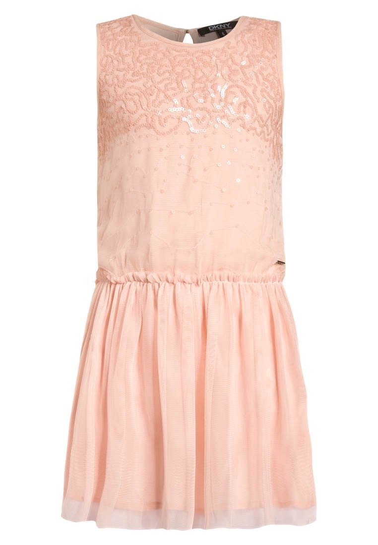 Persikofärgad ärmlös klänning med broderade paljetter på överdelen, gathers vid midjan och lager av tyll i kjolen, med en nyckelhålsöppning på baksidan.