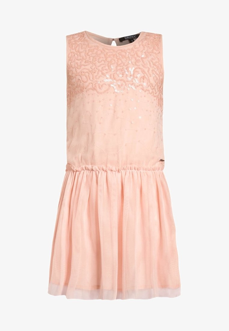 Persikofärgad ärmlös klänning med broderade paljetter på överdelen, gathers vid midjan och lager av tyll i kjolen, med en nyckelhålsöppning på baksidan.