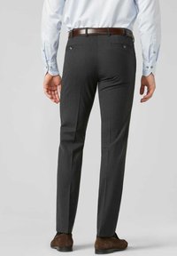 Pantalon gris avec une coupe slim, texture lisse et détail de pli subtil ; dispose d'une passante pour ceinture et de deux poches arrière.