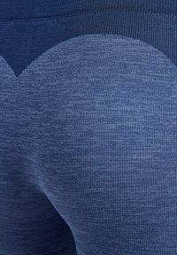 Leggings blu navy con una texture a coste e un design gradiente che alterna modelli lisci e testurizzati in tonalità più chiare di blu.